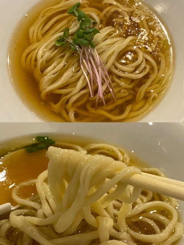 煌く黄金色のスープに手間隙かけた手打ち麺で作る「シン・ラーメン」は、究極のかけラーメンだ。