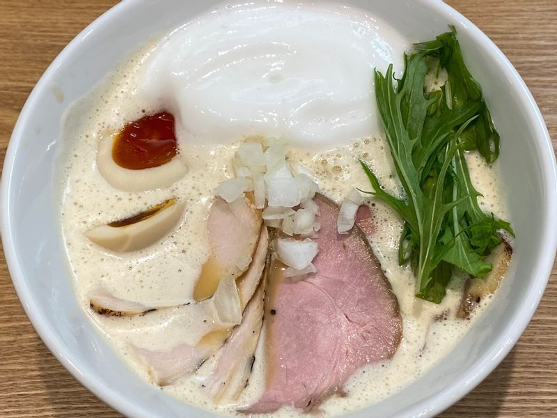 二種類の泡が浮かぶ鶏白湯スープの「ふく流らーめん」(写真は「特製ふく流らーめん」)。