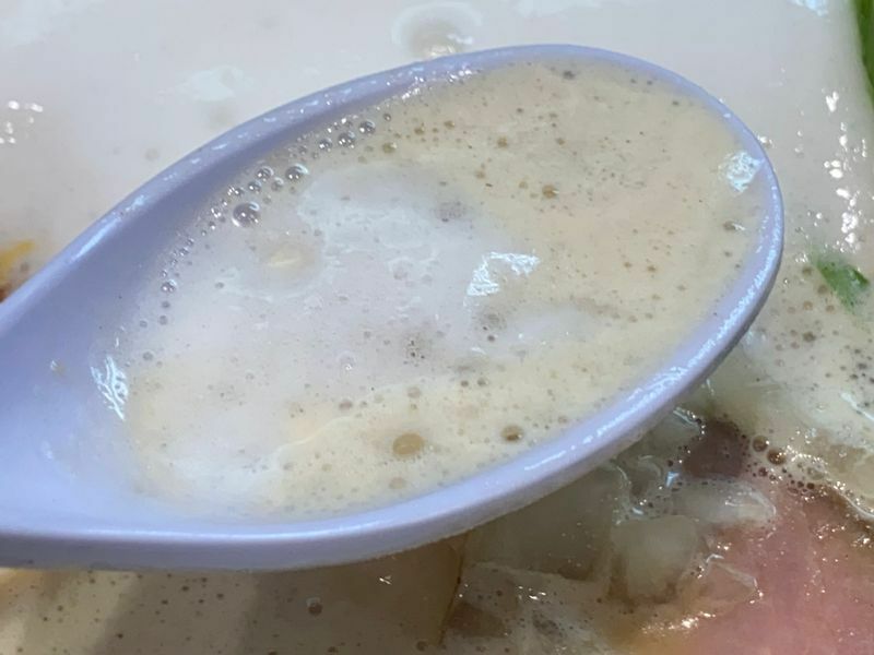 二種類の泡がスープにまろやかさとコクを与えている。徐々に味が変化していくのも楽しい。