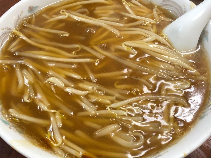『一寸亭』(谷中)の「モヤシソバ」は、モヤシの細さにもこだわった逸品。