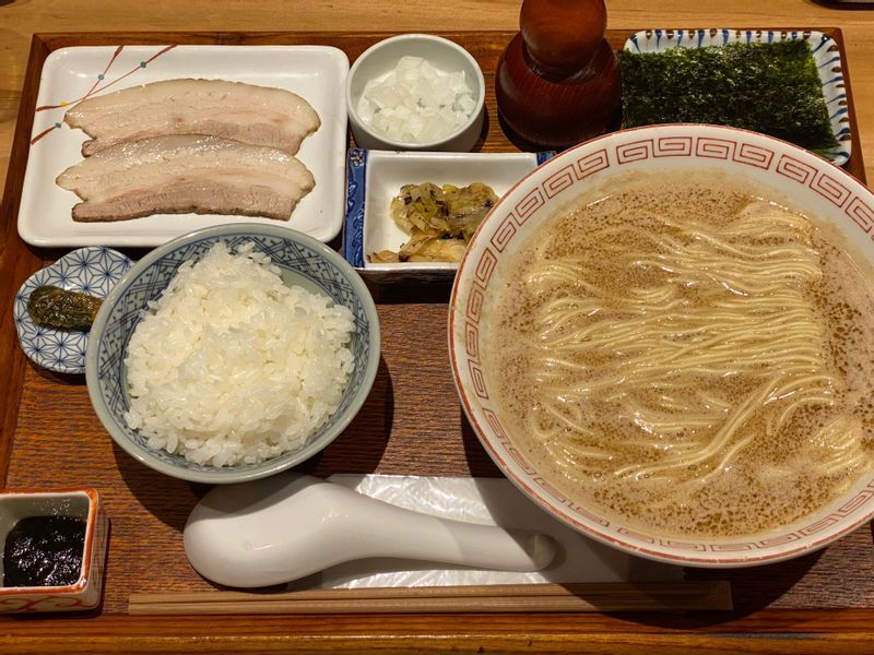 『炭火焼濃厚中華そば 海富道』（神田）の新作「金目鯛と白子」。