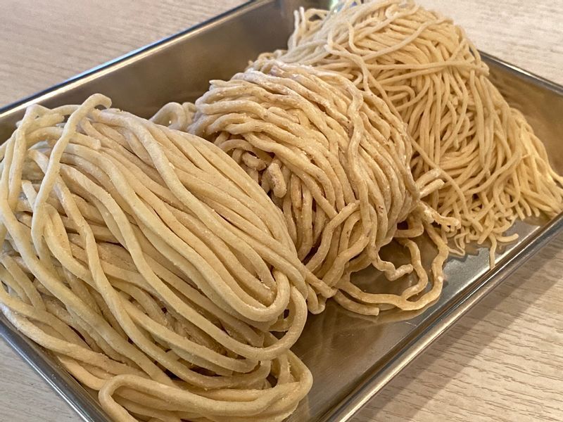 ラーメンの麺は太さや形状など多種多様だ。