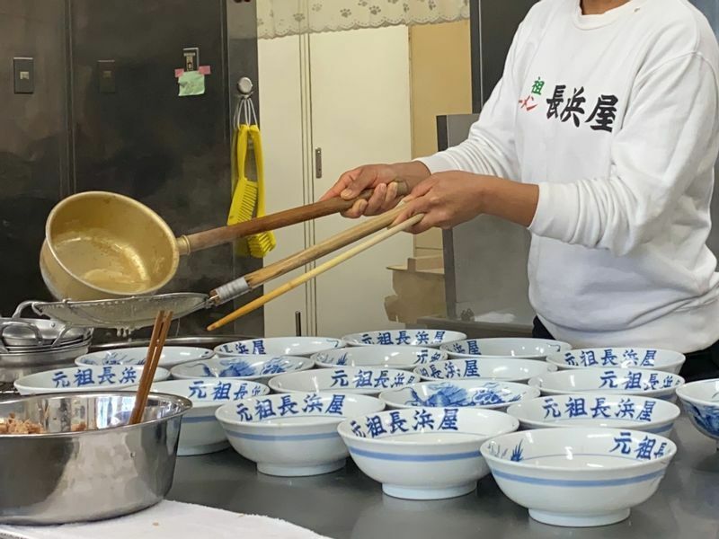 長浜魚市場で時間のない人たちのために極細麺は生まれた。