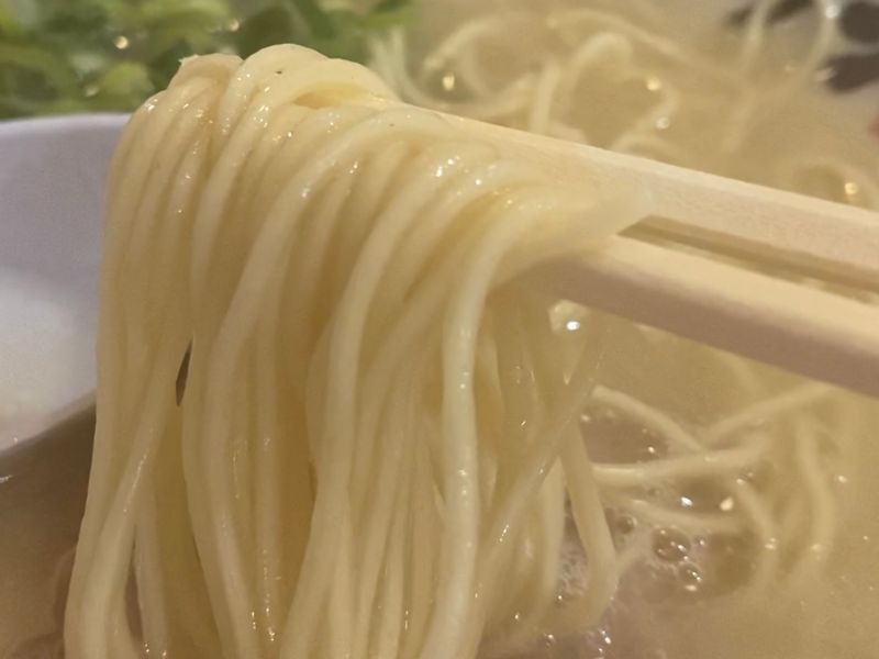 店によって細さも食感も異なる。初めてのお店では「普通」で頼んでみて、自分好みの硬さを見つけよう。