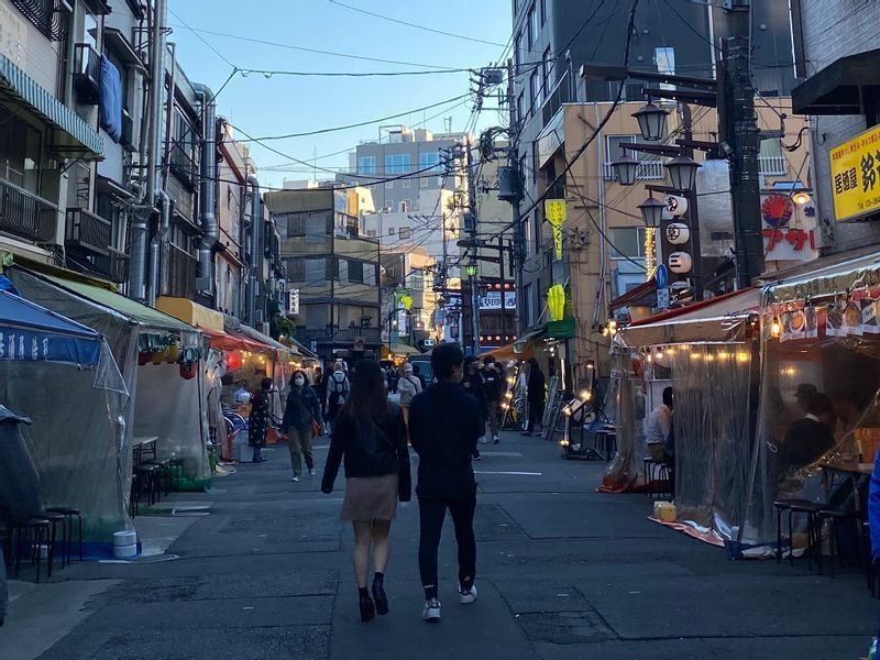 浅草の通称「ホッピー通り」でも、満席の店とそうでない店がある。