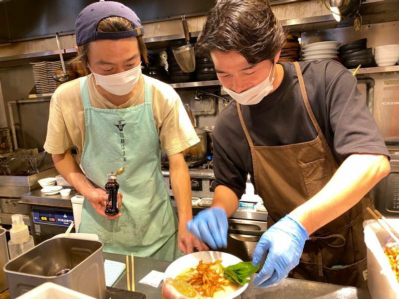 『拉麺 はま家』の厨房に『博多一風堂 六本木店』の池田店主が入り、一緒にラーメンを作る。