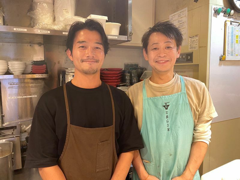 『博多一風堂 六本木店』店主の池田龍太郎さん（左）と、『拉麺 はま家』店主の伏見俊治さん。