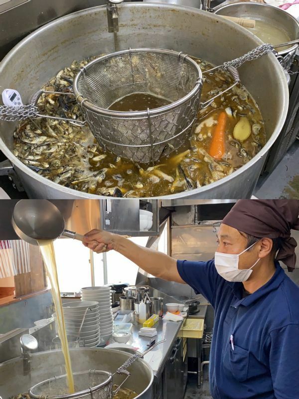 秘伝の煮干しスープを仕込む『煮干拉麺専科 慶雲海』店主の長谷川英雄さん。