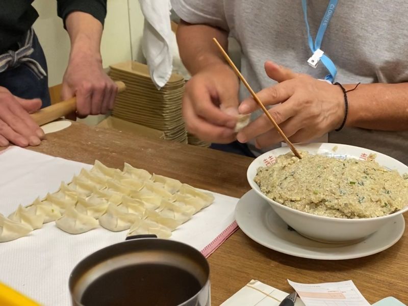 目の前で皮を伸ばし、手包みしたものを焼きたてで。美味くないはずがない。