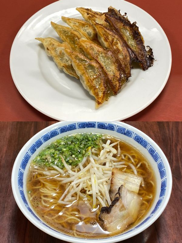 『王餃子』で人気の「緑のひとくち餃子」と「博多醤油ラーメン」。