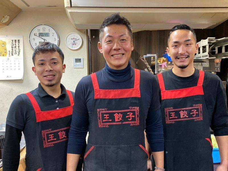 いつも元気に明るくお客さんを迎える山肩さん親子。
