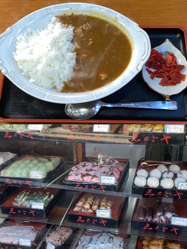 『ゑちごや』の「カレーライス」は懐かしい味わい。店先の和菓子はどれも売り切れてしまう人気。