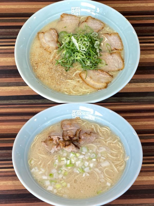 『珍竜軒 総本店』の「ラーメン」と、三代目が考案した「だしかけラーメン」。