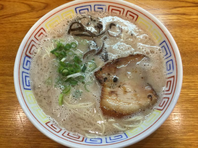 長年愛されている福岡の豚骨ラーメンの定番スタイル。