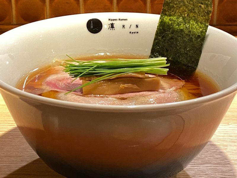 今年オープンした『Nippon Ramen 凛 Kyoto』（京都市）の「醤油らぁ麺」は一杯1,200円。