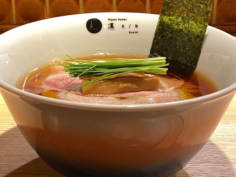 今年オープンした『Nippon Ramen 凛 Kyoto』(京都市)の「醤油らぁ麺」は一杯1,200円。