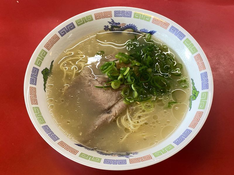 福岡のラーメンチェーン『はかたや』の「博多ラーメン」は、一杯290円でも商売が成立している。