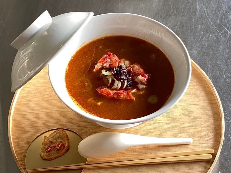 今年オープンした『めんとスープ』(福岡市)の「オマールエビラーメン」も一杯1,200円。