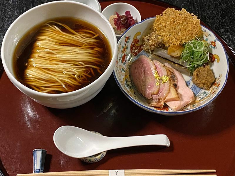 『京ト麺 祇園東山つじ華』（京都市）はコース仕立てで価値観を高め、2,500円で提供している。