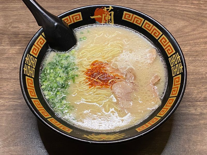 全国展開するラーメンチェーン『一蘭』の「天然とんこつラーメン」は、都内では一杯980円で提供。