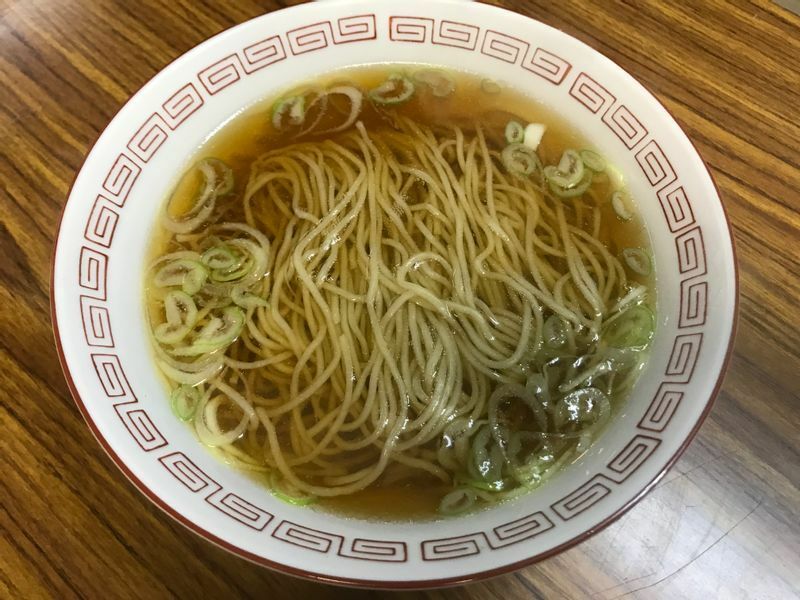 『13湯麺』（松戸市）の「元祖とんみん」は具なしのかけラーメンで一杯400円。