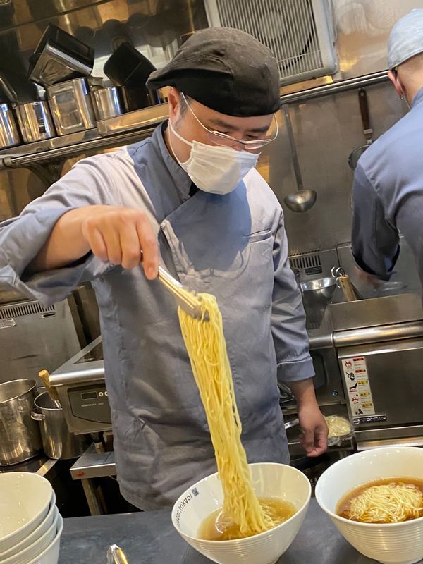 ラーメン職人としてのプライドをかけた一杯を作る店主の岩立さん。