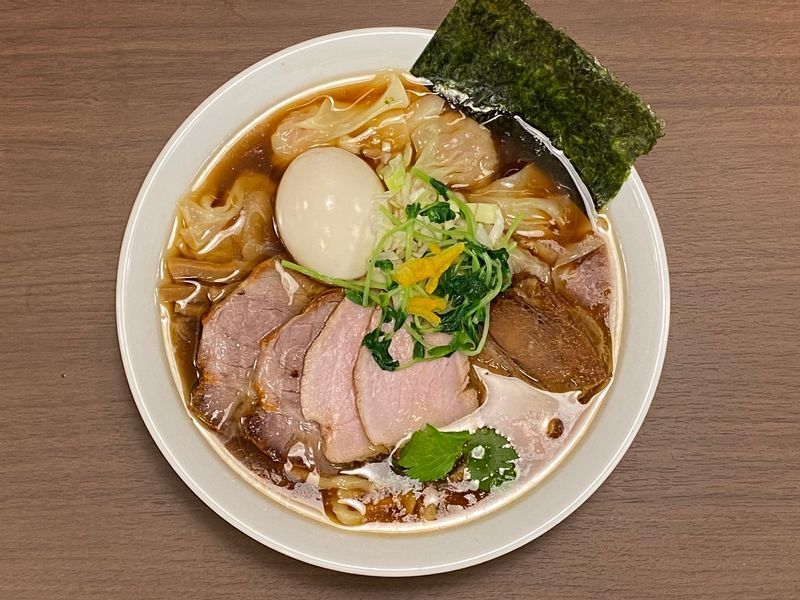 「特製わんたん麺」には、わんたん５個の他に２種類のチャーシュー、角煮や味付け玉子も乗る。