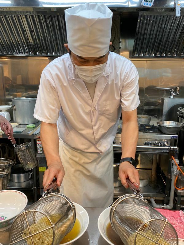 社長業の傍ら、新たにオープンした店の厨房に立つ店主の谷口 雅樹さん。