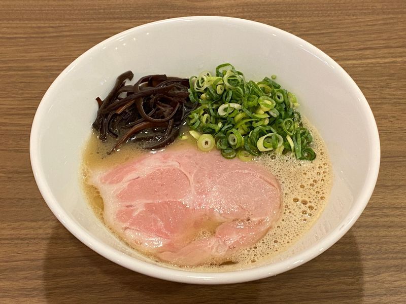 臭みがなくまろやかな口あたりの「豚骨ラーメン」。