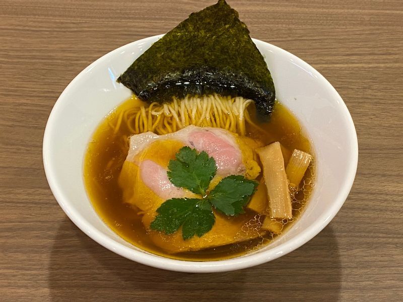 地鶏と醤油の香りが豊かに広がる「醤油ラーメン」。