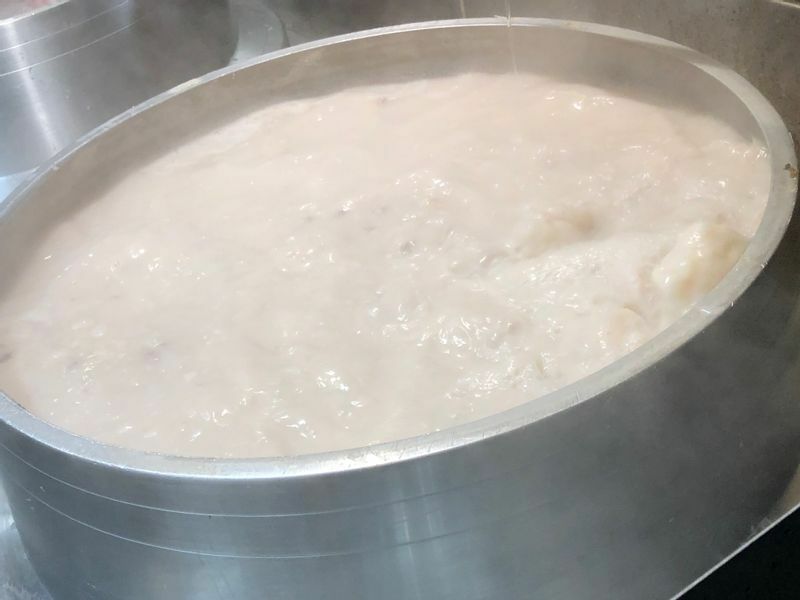 豚骨ラーメンのスープは高火力で炊き上げる。