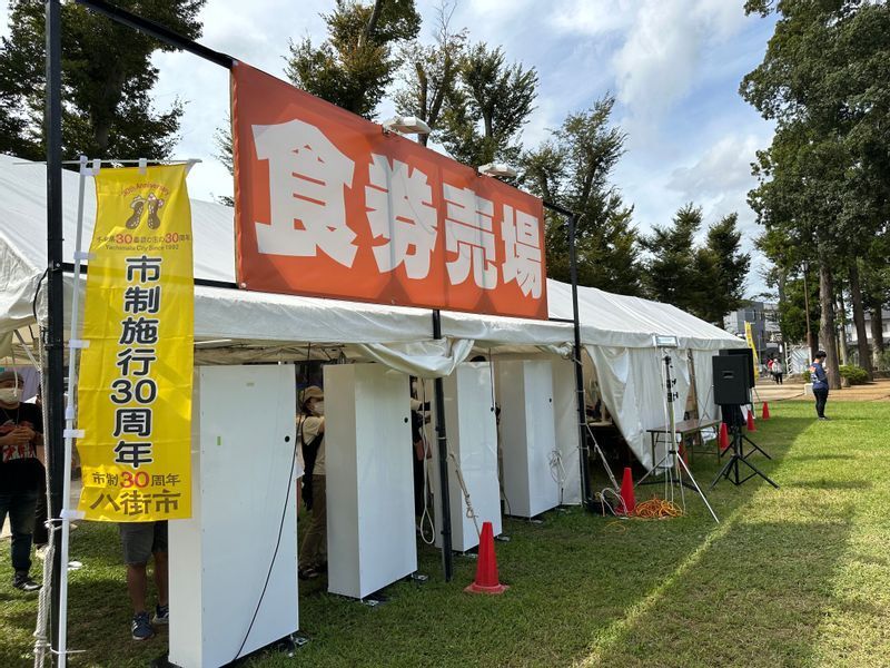 会場入口に設置された食券売場で食券を購入して好みのラーメン店へ。