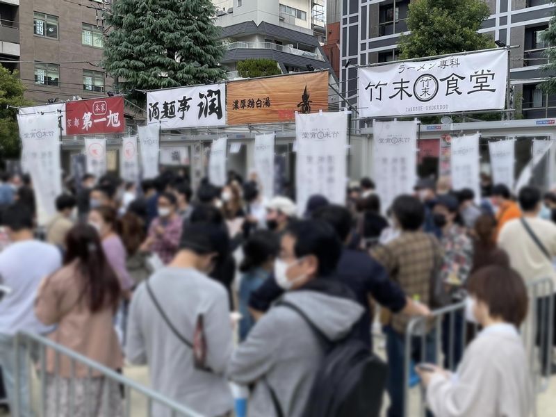会場の新宿大久保公園には連日多くの人が訪れている(写真:大つけ麺博実行委員会)。