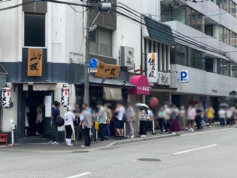福岡市内に３店舗構える『博多一双』はどこも長い行列が出来る人気店。