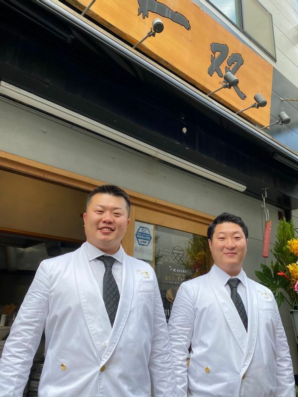 『博多一双』店主の山田晶仁さん（左）と弟の章仁さん。兄弟二人で10年前に創業した。