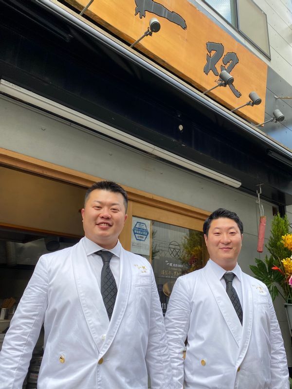 『博多一双』店主の山田晶仁さん(左)と弟の章仁さん。兄弟二人で10年前に創業した。