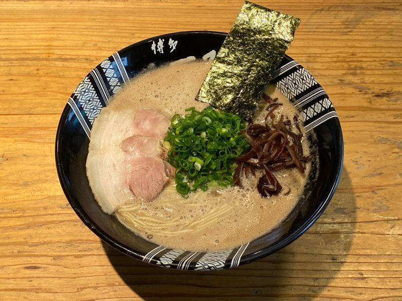 「豚骨カプチーノ」の異名を持つ『博多一双』のラーメン。