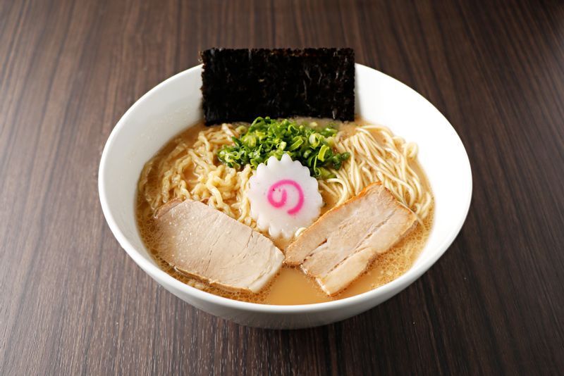 奇跡のコラボレーションラーメン「勝丸×一風堂 合体1/2」。(写真:新横浜ラーメン博物館)