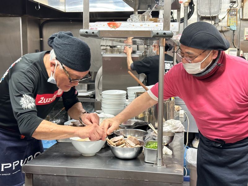 阿吽の呼吸でラーメンを作る河原さんと後藤さん。