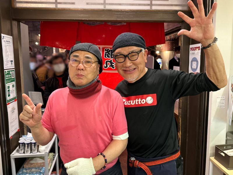 今もなお現役バリバリのラーメン職人、後藤さんと河原さん。