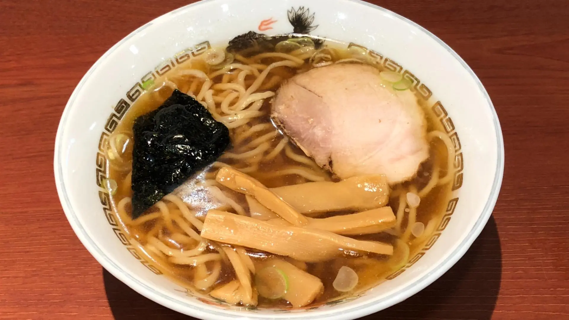 一般的なラーメンのスープの量は？