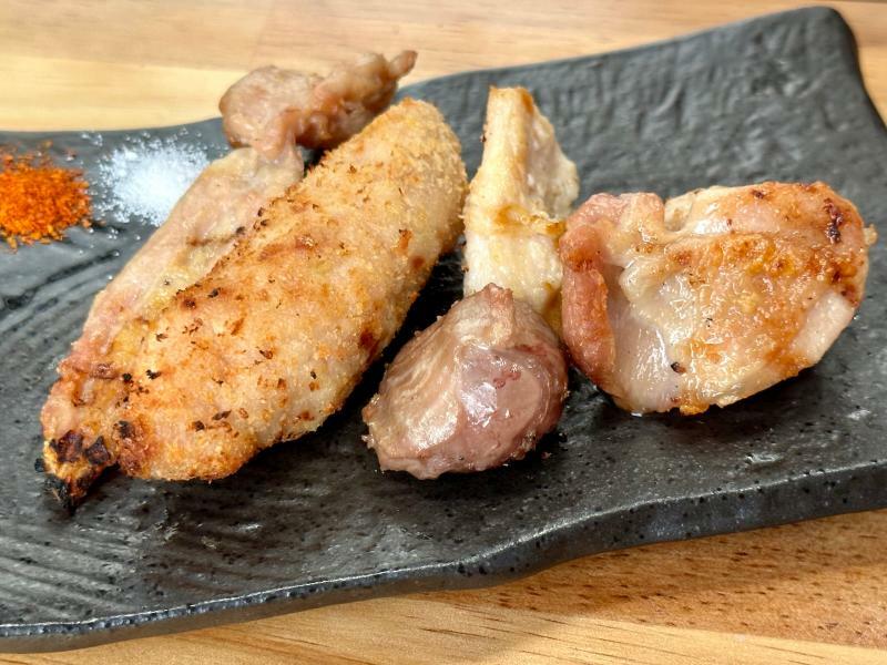 お店一押しのメニューは福岡の銘柄鶏『華味鳥』を炭火で焼き上げた「鶏５点盛り」。