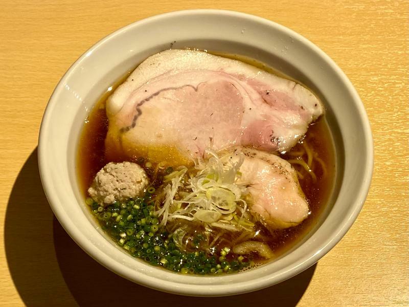 「煮干醤油ラーメン」は鶏ガラと魚節に数種類の煮干を加えたスープに島根県産の麹醤油で味を整えた。