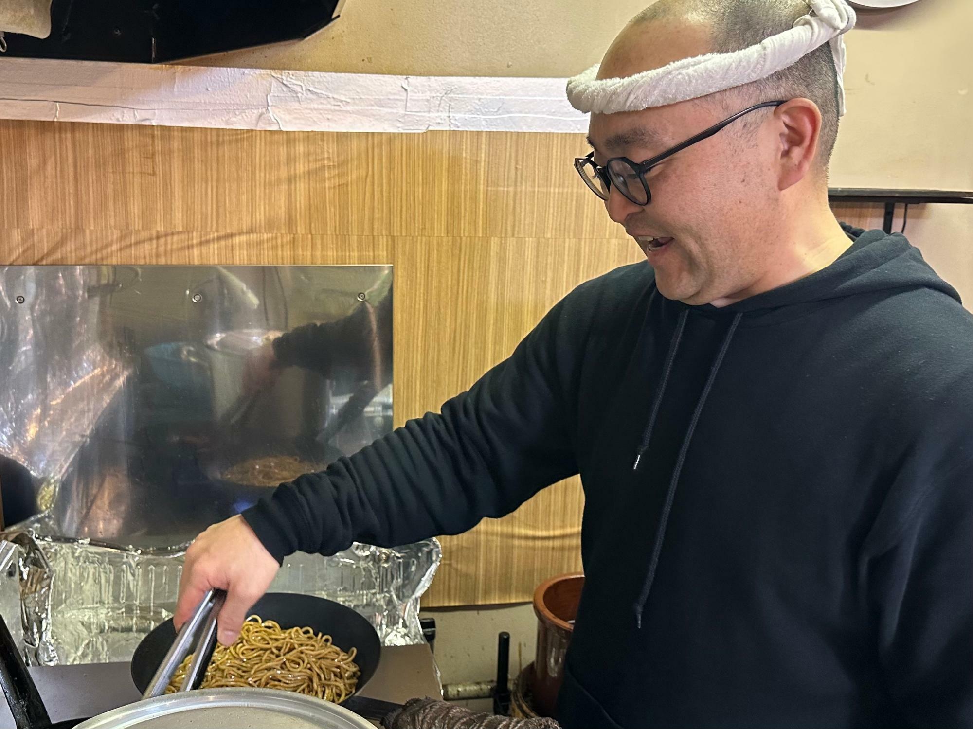 料理経験ゼロで店を始めた『ニュー小江戸』店主の喜島春樹さん。