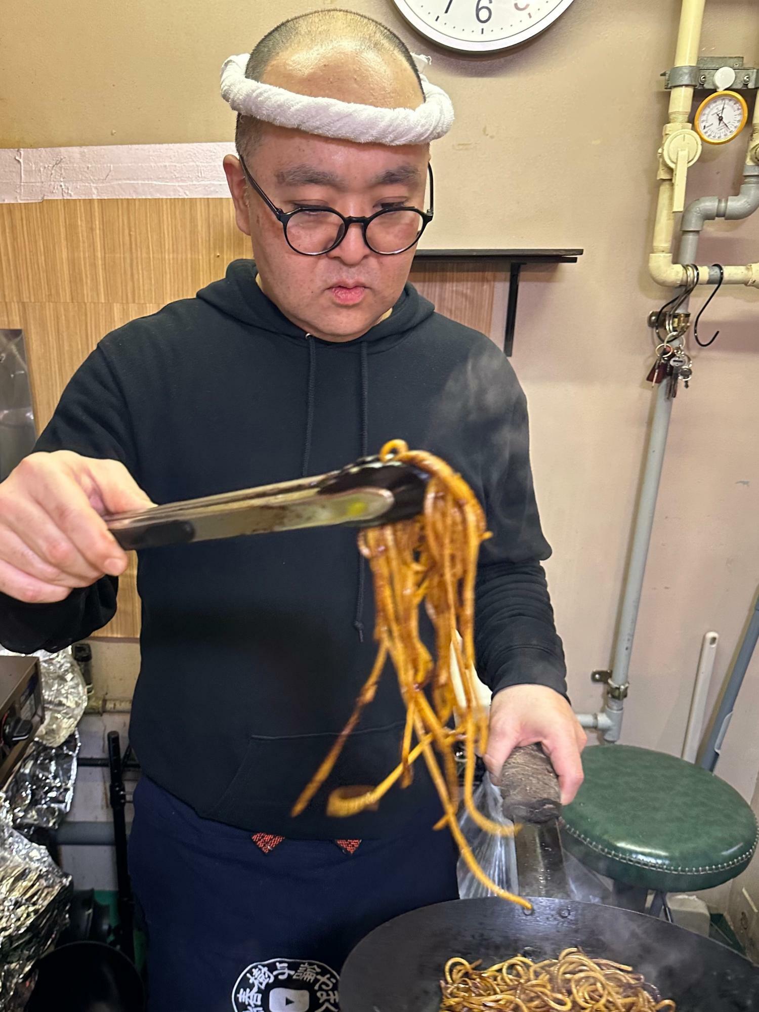 麺と具を別々のソースで焼くのが喜島さんのこだわり。
