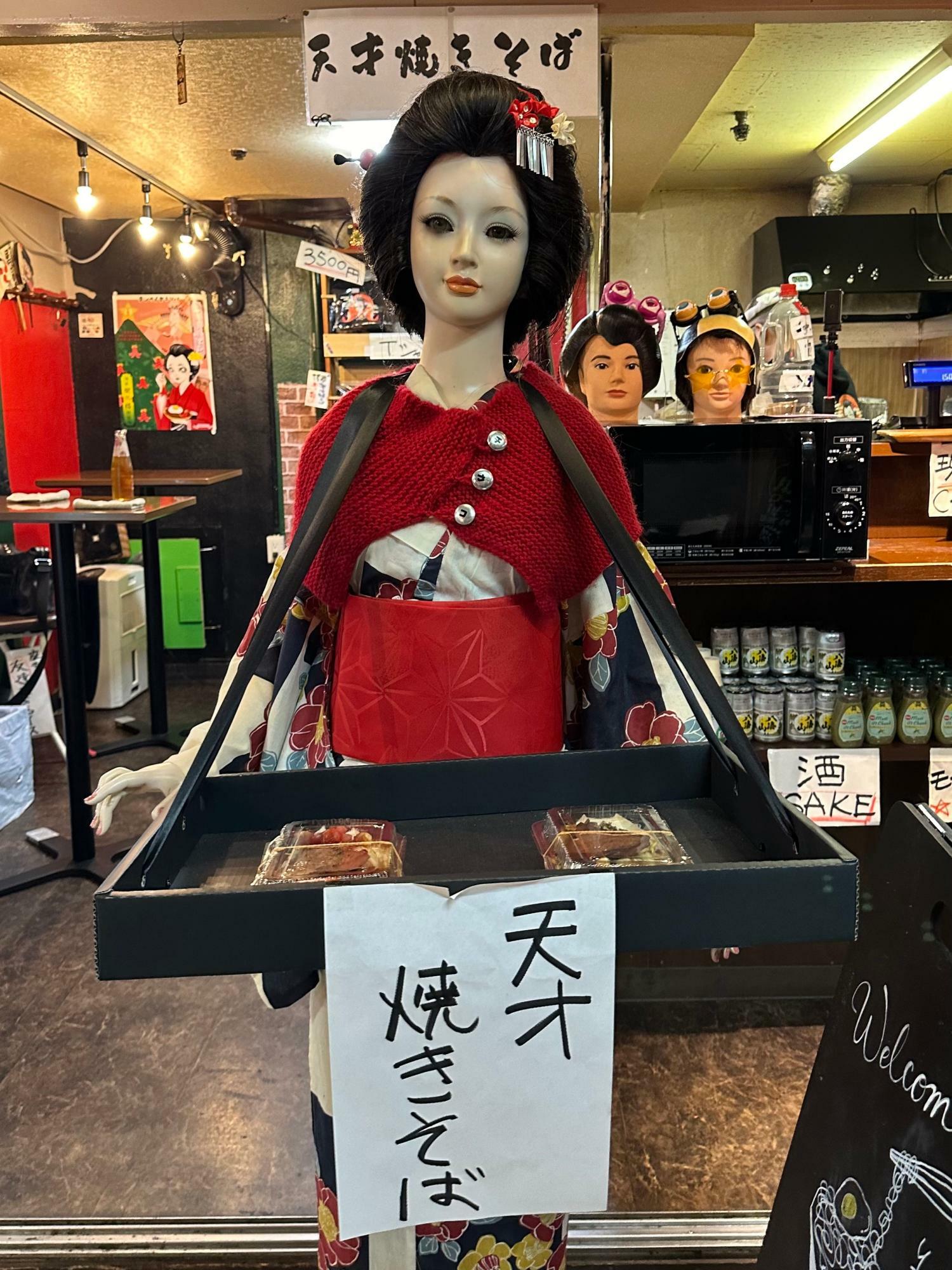 お店の看板娘「浅草チカコ」ちゃんは、テイクアウトの焼きそばも売る働き者。