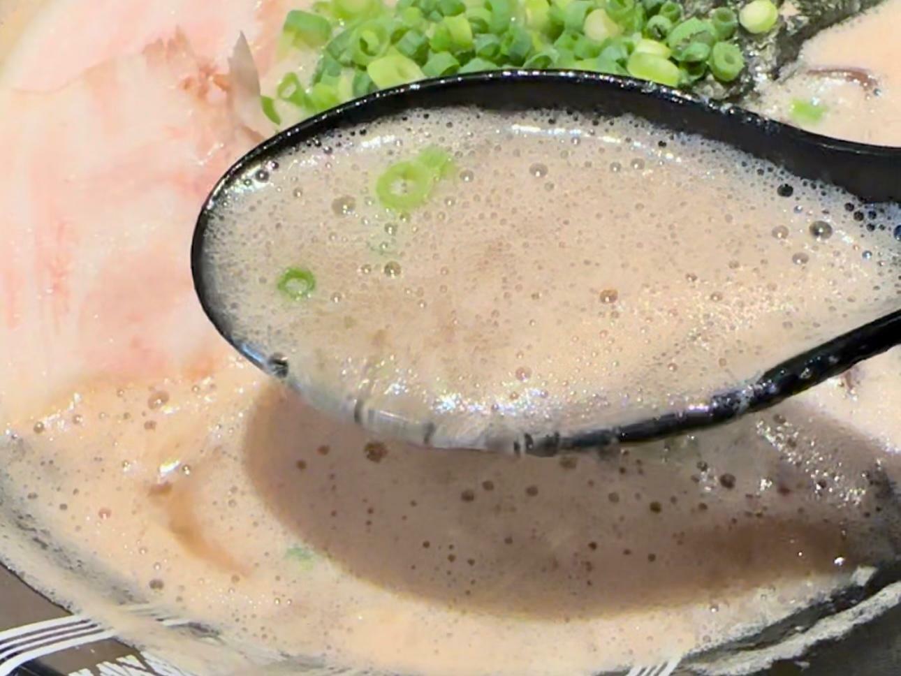 福岡の行列店『博多一双』のスープは表面に脂泡が浮いた「豚骨カプチーノ」。