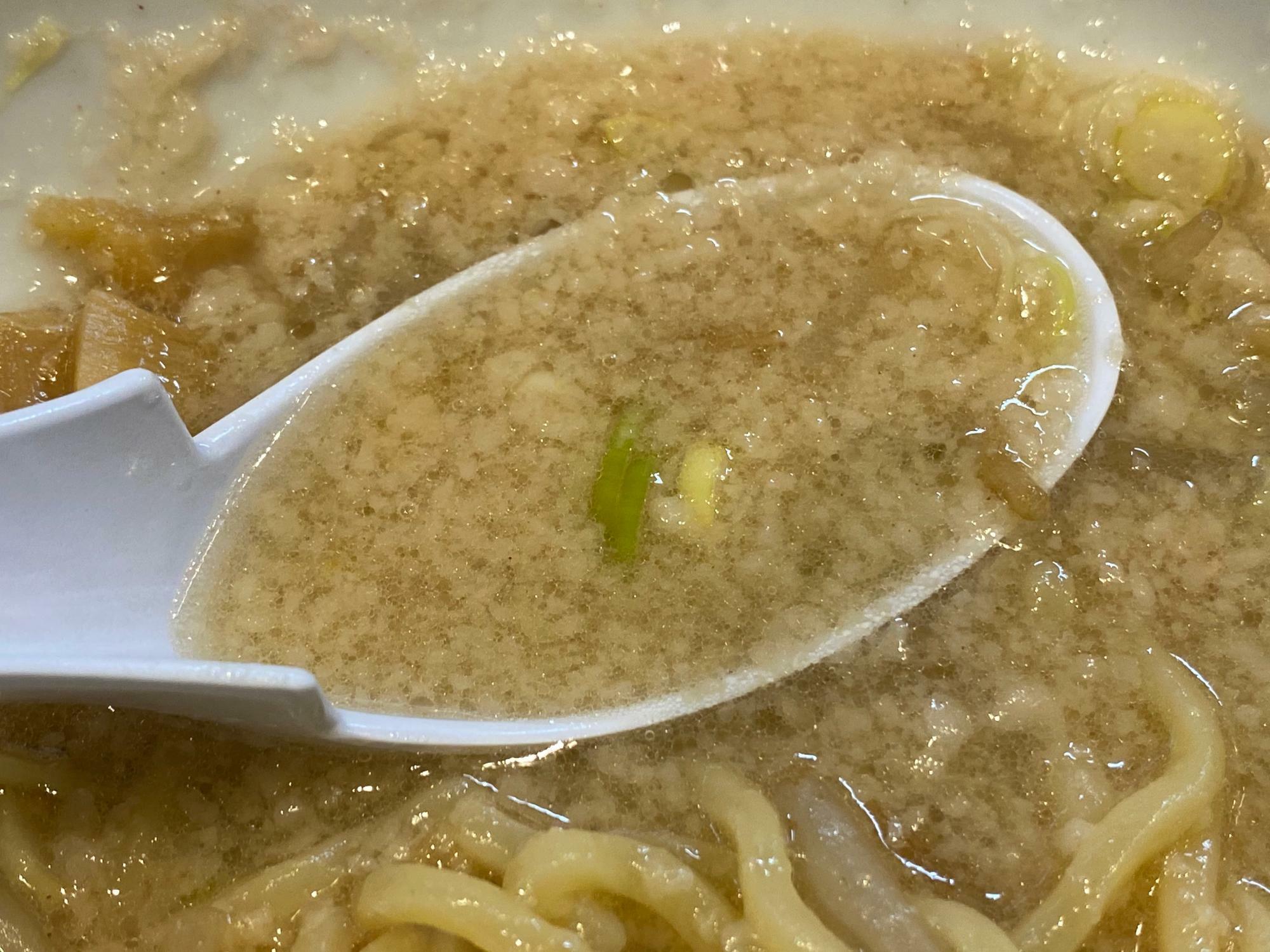 千葉に本店を構える『こってりらーめん なりたけ』のスープはサラリとしている。