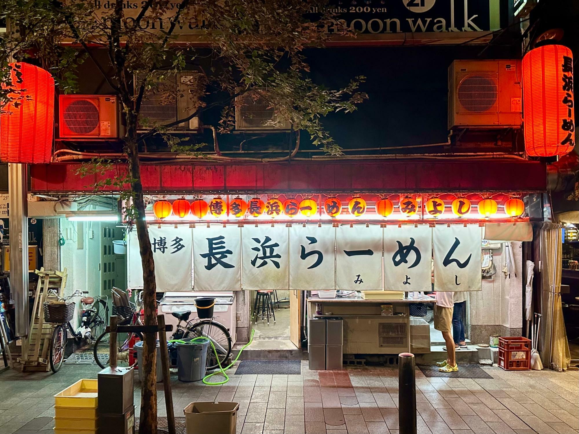 福岡以外の場所にある長浜ラーメン店は「博多長浜ラーメン」を名乗ることが多い。