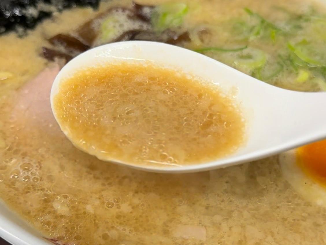 豚骨のまろやかさと醤油のキレが共存ずるスープが白眉の出来栄え。